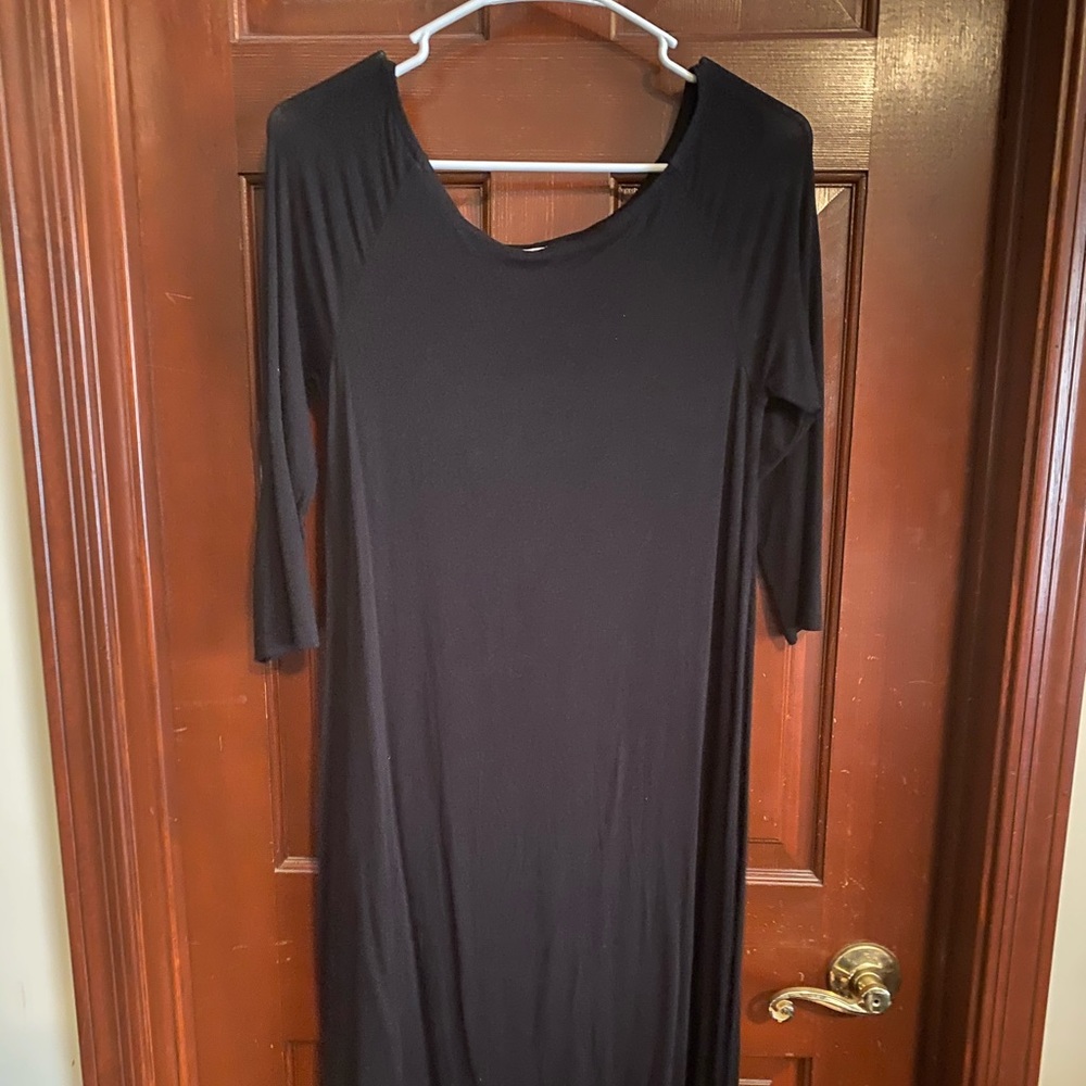 Black jersey three quarter sleeve flowy dress